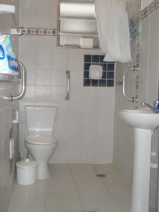 Banheiro adaptado a cadeirantes